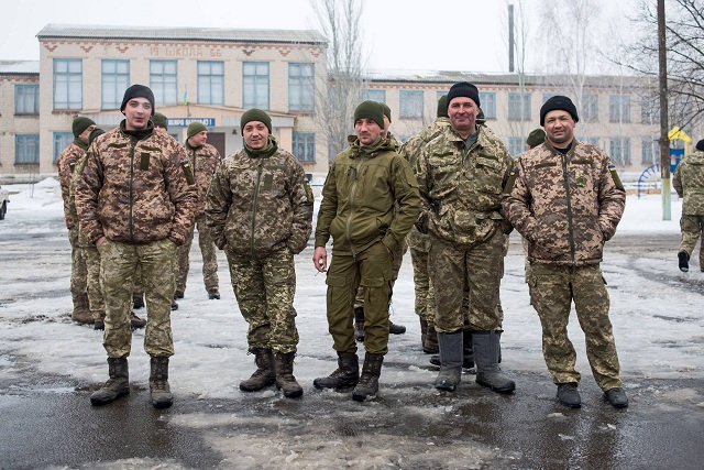 Настоящие народные гуляния: бойцы ВСУ устроили праздник Масленицы в прифронтовом городе
