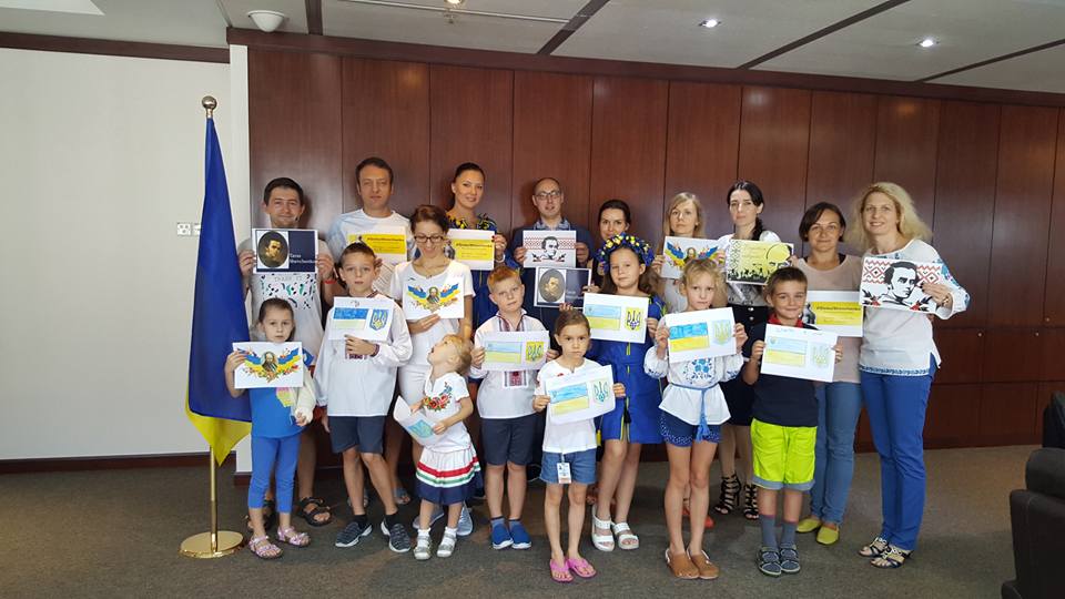 У Сінгапурі діти почали вчитися за українськими книгами