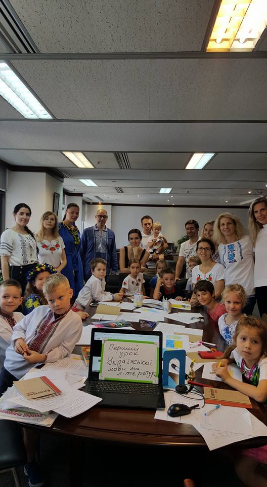 У Сінгапурі діти почали вчитися за українськими книгами