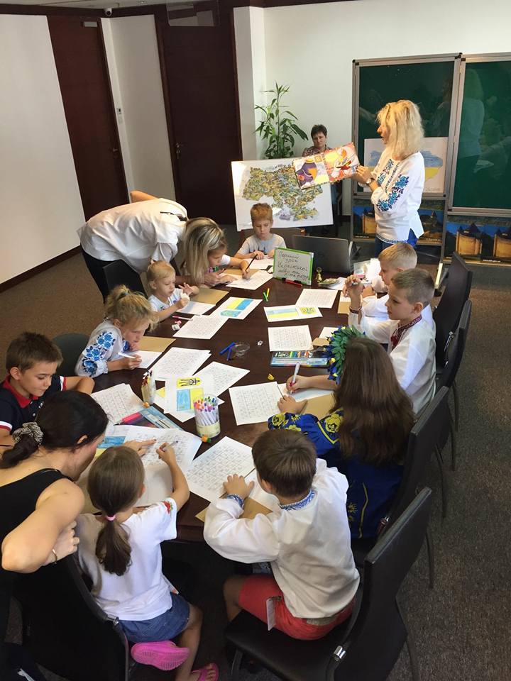 У Сінгапурі діти почали вчитися за українськими книгами