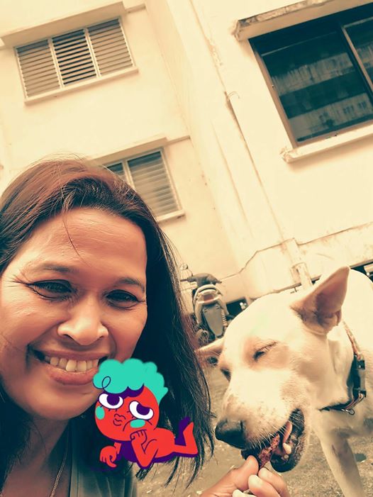 Самый галантный пес в мире дарит подарки женщине, которая его кормит