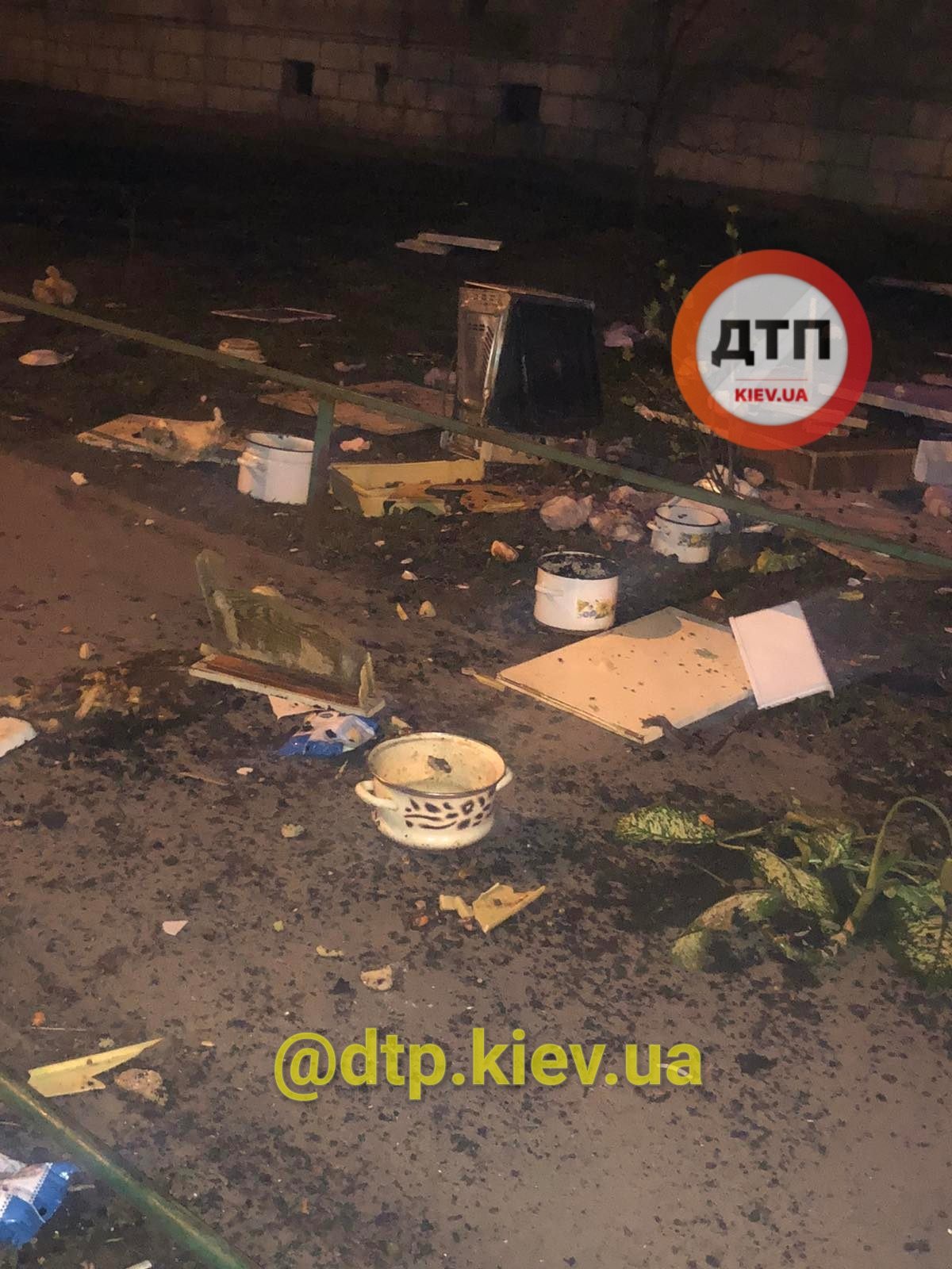 Киянин викинув з вікна багатоповерхівки пів квартири: сусіди приголомшили подробицями (фото)