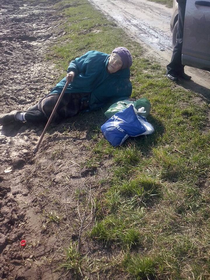 Українка заради квартири кинула 84-річну матір помирати посеред поля