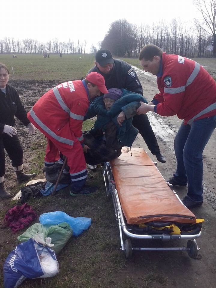 Українка заради квартири кинула 84-річну матір помирати посеред поля