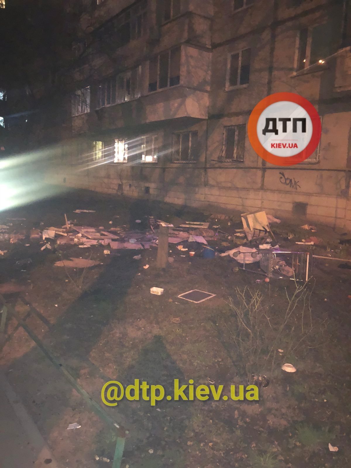 Киянин викинув з вікна багатоповерхівки пів квартири: сусіди приголомшили подробицями (фото)