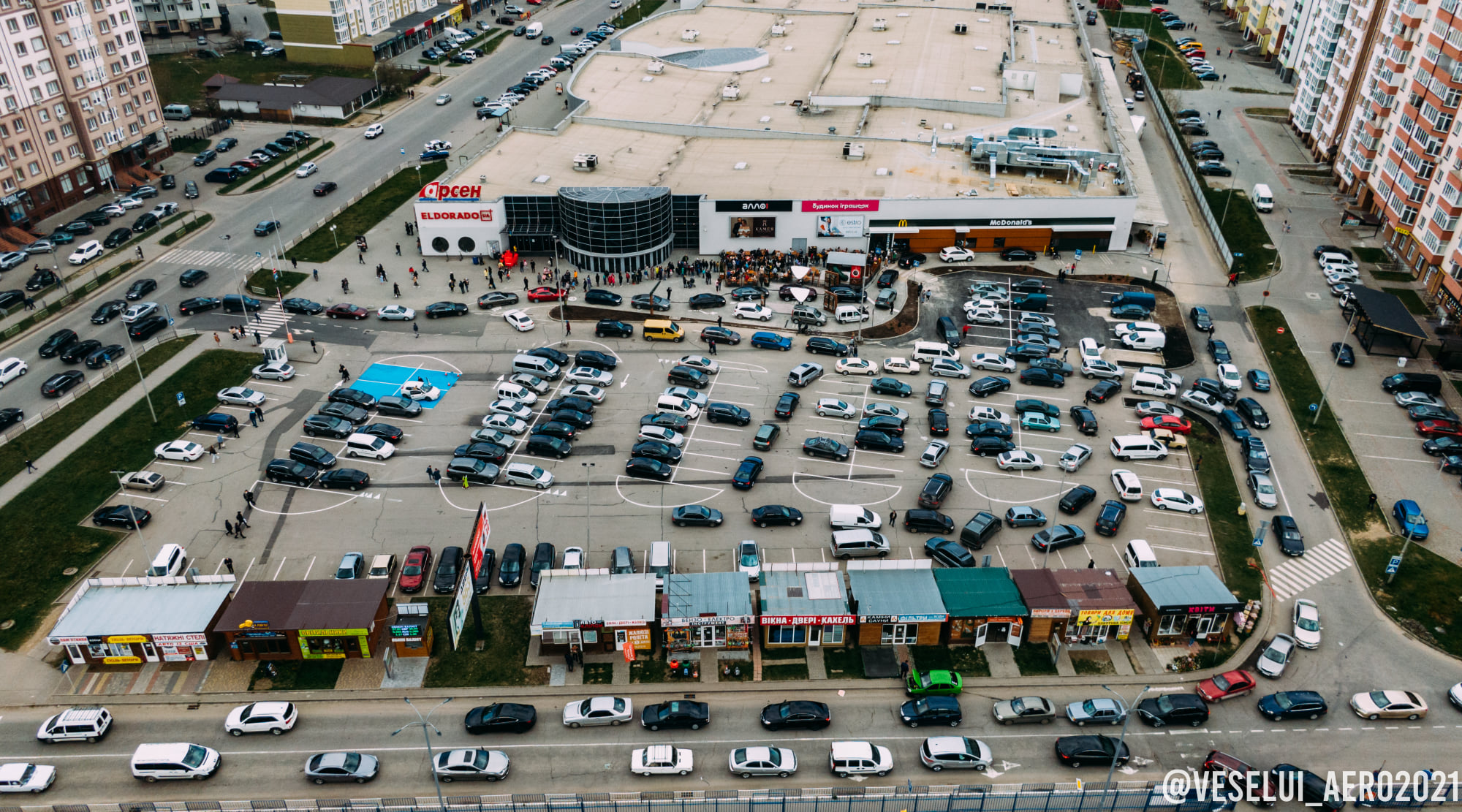 У Франківську з'явився McDonald’s: люди ринулися за бургерами, забувши про карантин (відео)