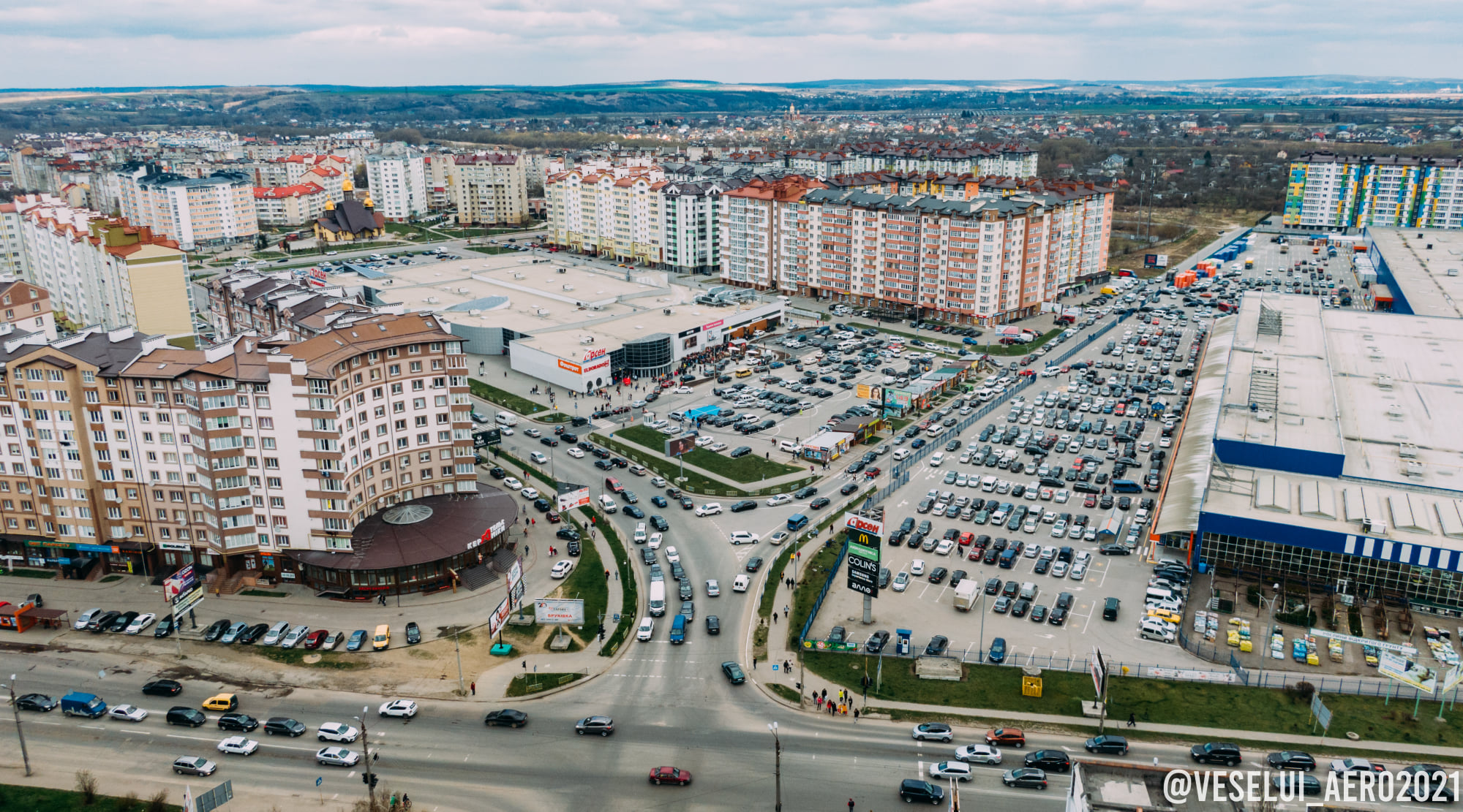 У Франківську з'явився McDonald’s: люди ринулися за бургерами, забувши про карантин (відео)