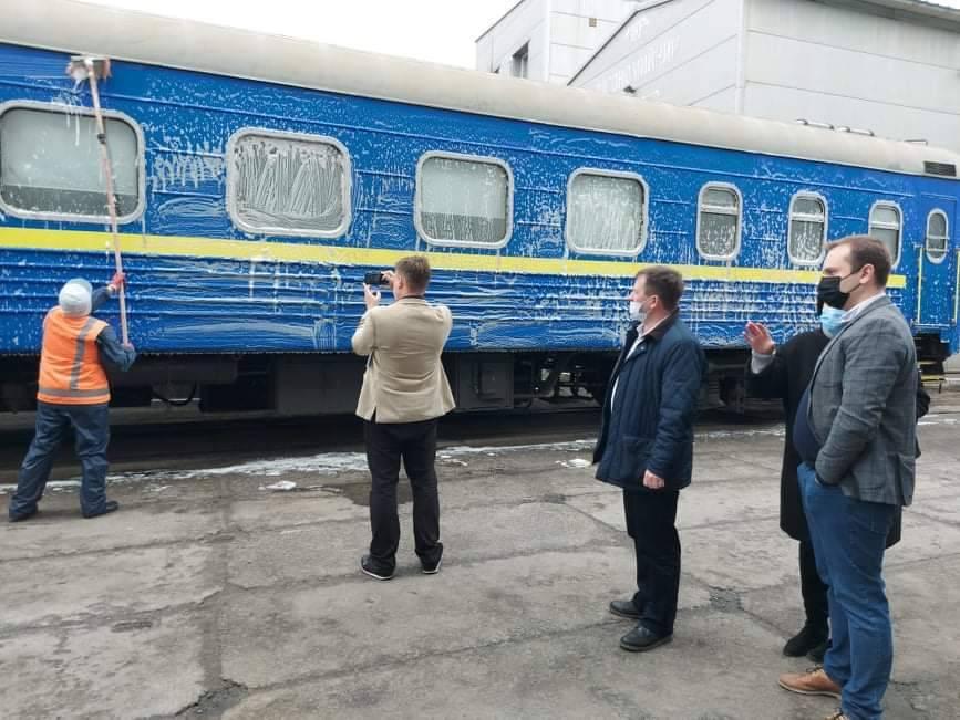 Укрзалізниця показала данцю, який мив вікно поїзда, як чистять вагони (фото)