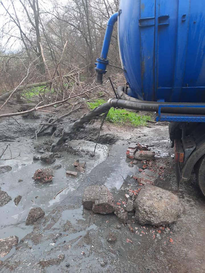 Під Дніпром водойма стала яскраво-червоною від крові загиблих тварин: хто творить свавілля