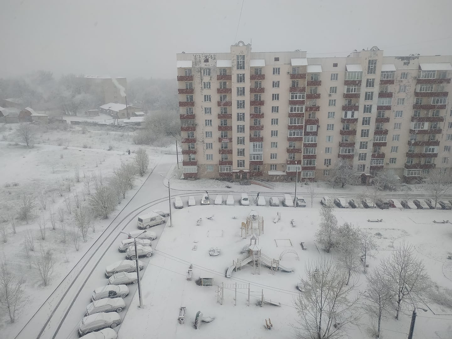 Умань накрило снігопадом: відео квітневої зими