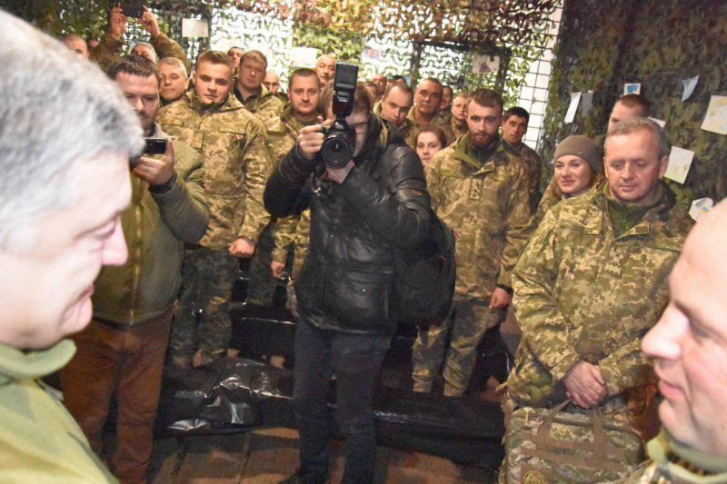 Порошенко вручив нагороди бійцям, які повертали українські села в Луганській області