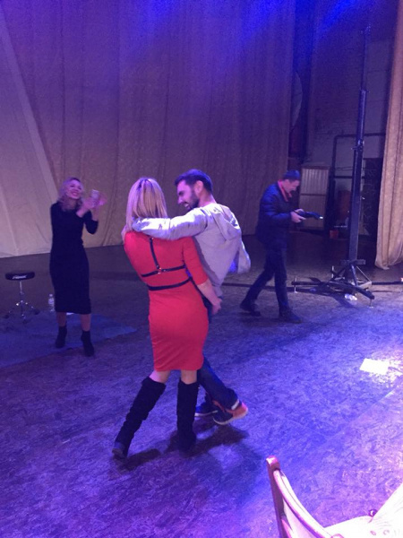 "Носильщица": Козловский взбудоражил сеть неожиданными фото с девушкой