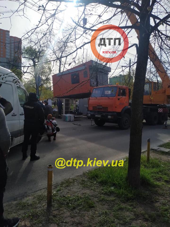 В Киеве массово убирают МАФы: фото и видео масштабной "зачистки"