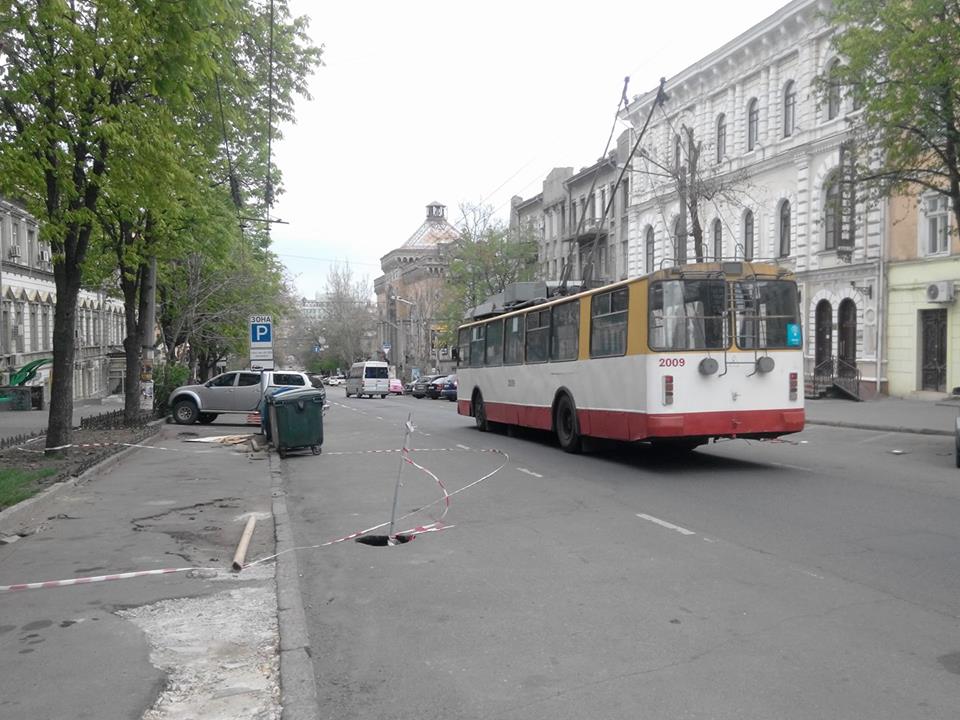 В центре Одессы на проезжей части на метр в глубину провалился асфальт