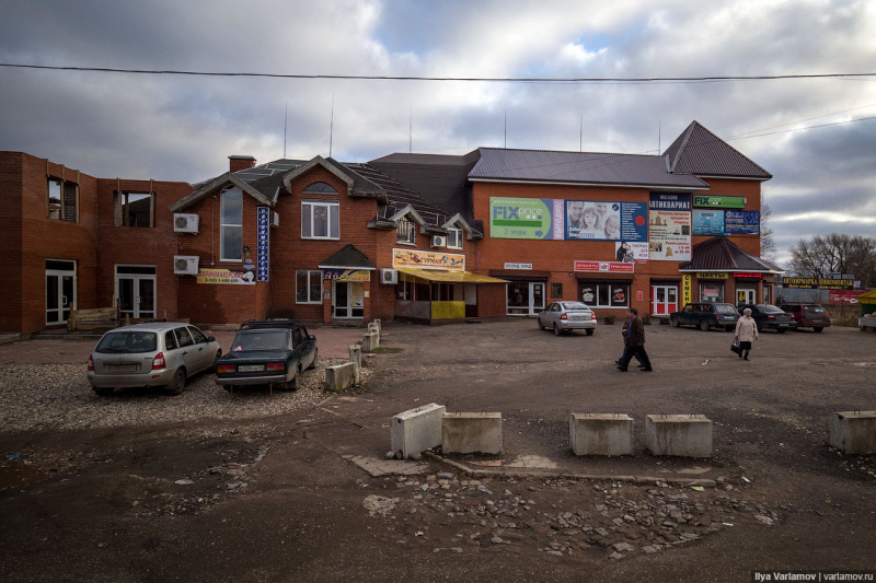 "Невероятная разруха": известный блогер показал, как живут люди в маленьком городке России