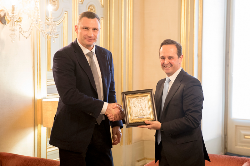 Кличко передав меру Лісабона символічні ключі від Євробачення