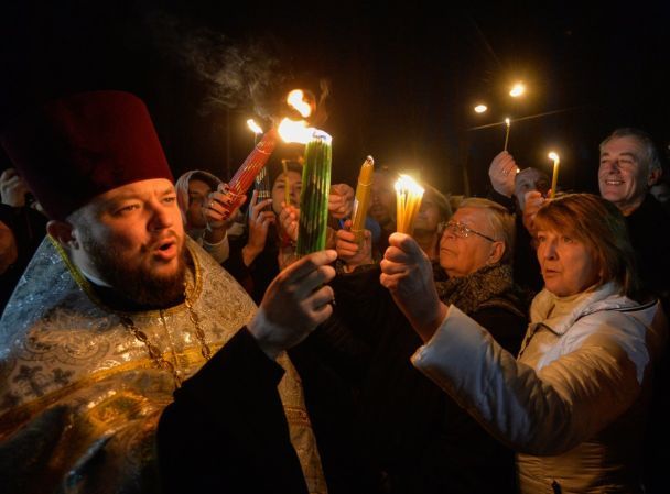 "Божественная тайна": как Владимирский собор встретил Благодатный огонь (фото)