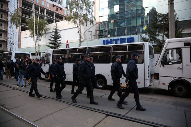 "Интер" снова познал гнев патриотов: активисты хотят снести забор у офиса телеканала