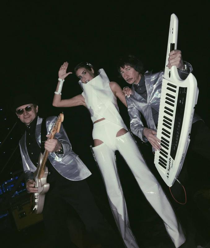 Трусы поверх брюк: российская певица удивила экстравагантным образом (фото)