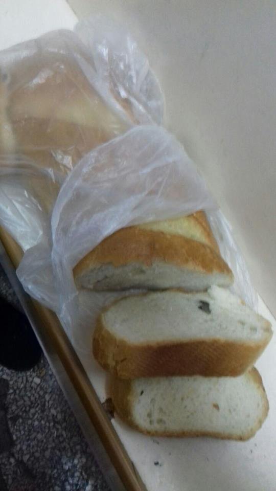 Неприятный сюрприз: в Тернополе женщина купила в киоске хлеб с "белковой начинкой"
