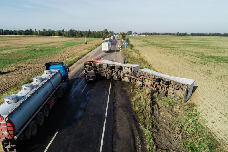 Під Києвом легковик врізався в перевернуту фуру (фото, відео)