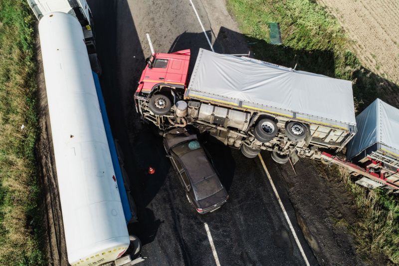 Під Києвом легковик врізався в перевернуту фуру (фото, відео)