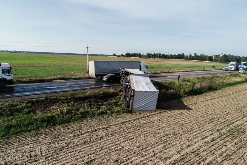 Під Києвом легковик врізався в перевернуту фуру (фото, відео)