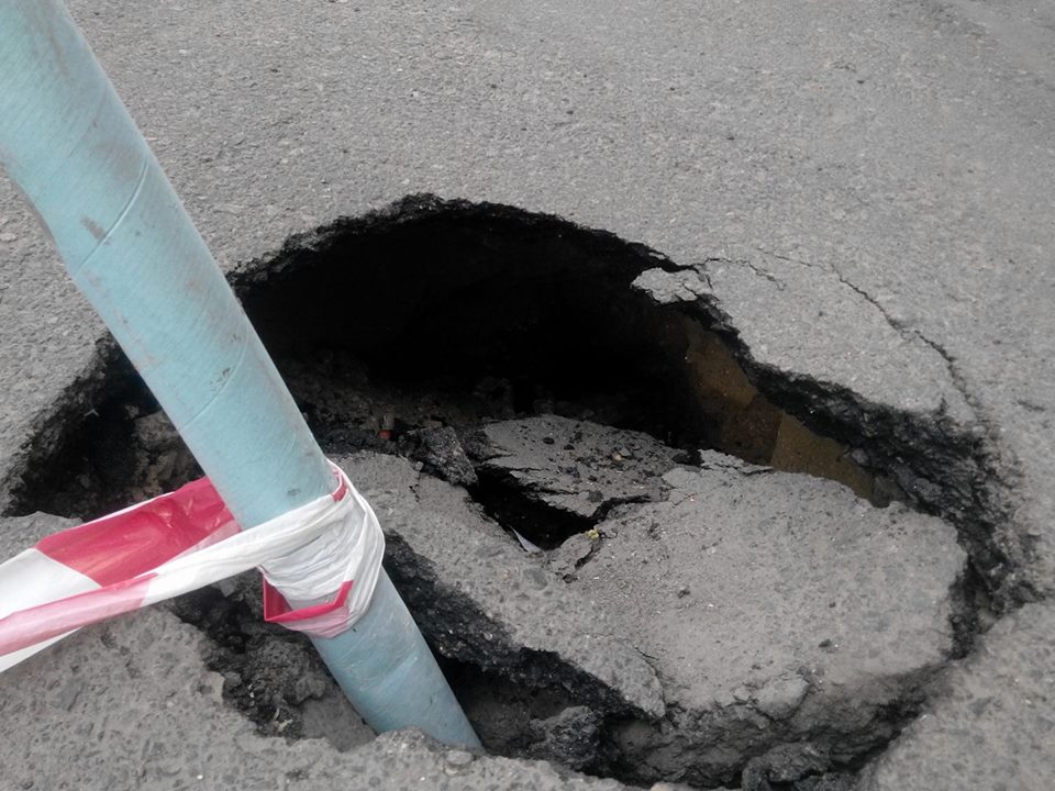 В центре Одессы на проезжей части на метр в глубину провалился асфальт
