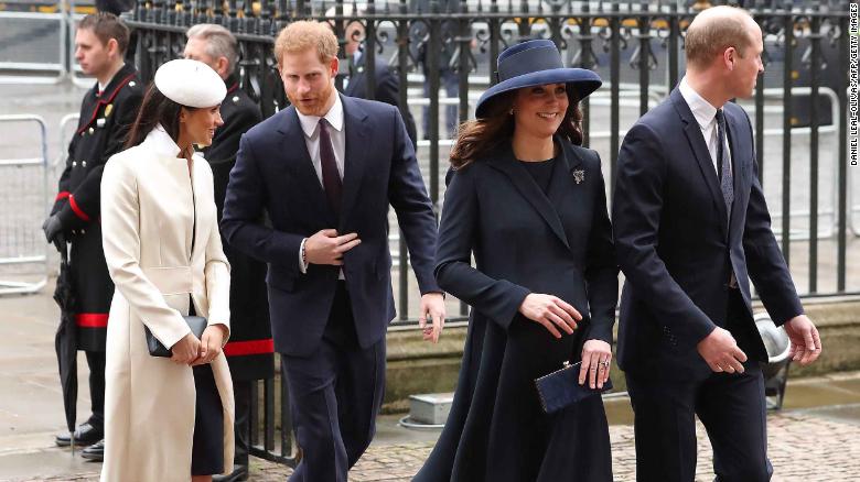 Невеста принца Гарри впервые вышла в свет с королевой Елизаветой II (фото)