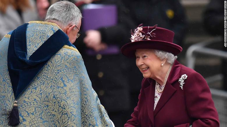 Невеста принца Гарри впервые вышла в свет с королевой Елизаветой II (фото)