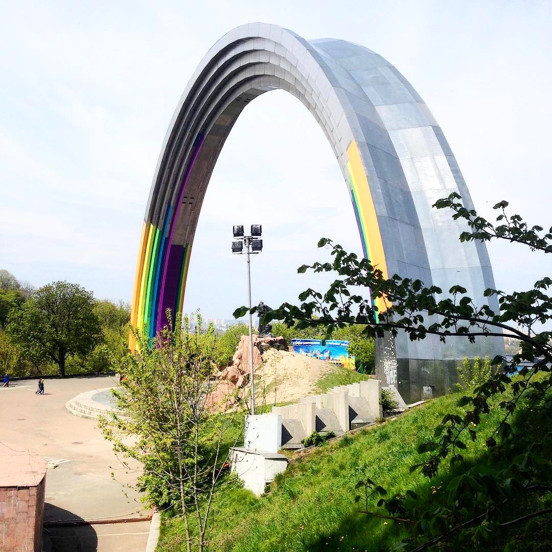 В Киеве из-за критики приостановили раскрашивание Арки Дружбы народов в цвета радуги