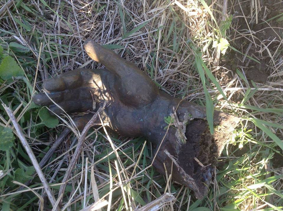 Украденный памятник Марку Бернесу нашли в яме под Черниговом