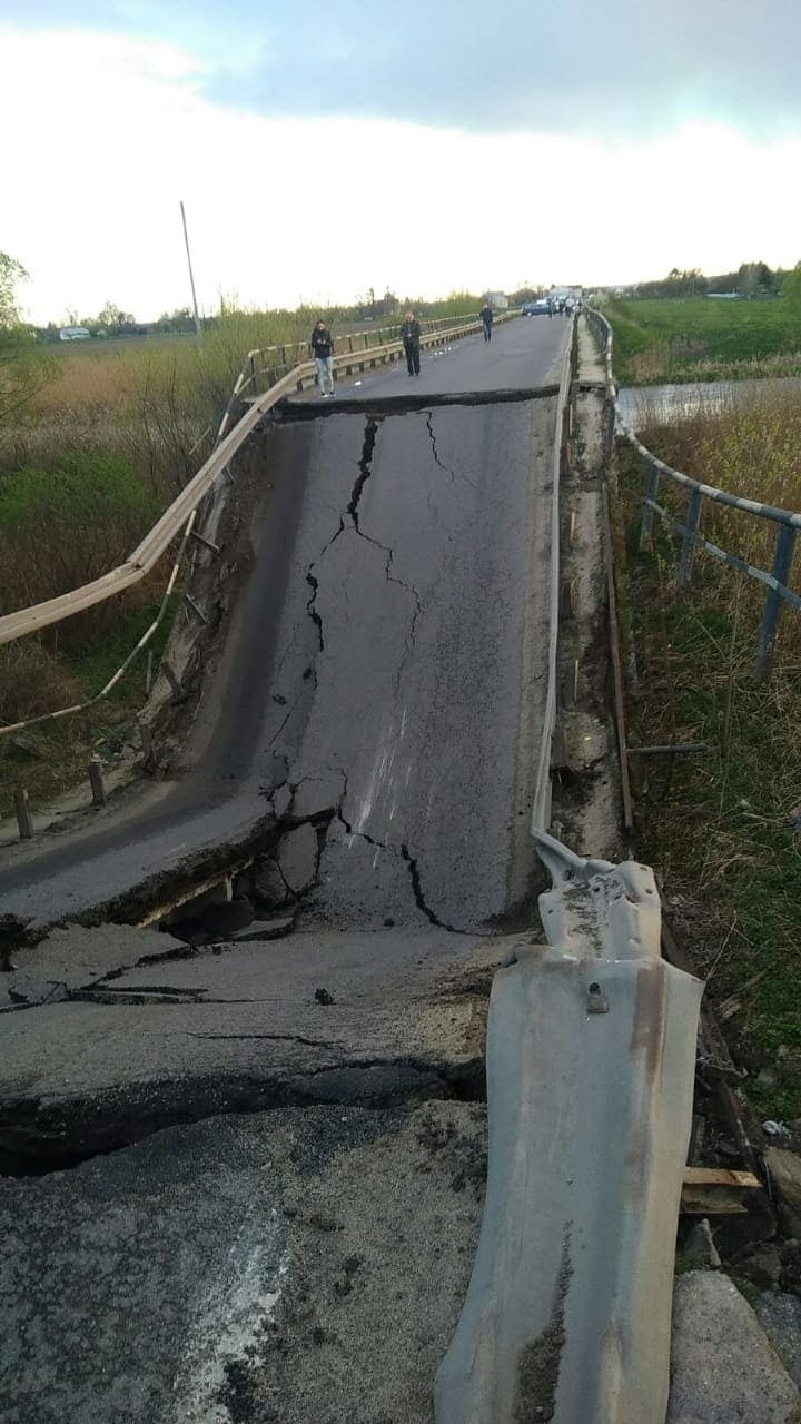 Под Львовом на трассе обвалился мост: фото и видео с места ЧП