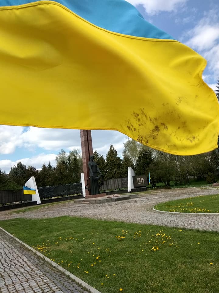 Колишній зек витирав брудні руки об прапор України: слів просто не вистачає (фото)