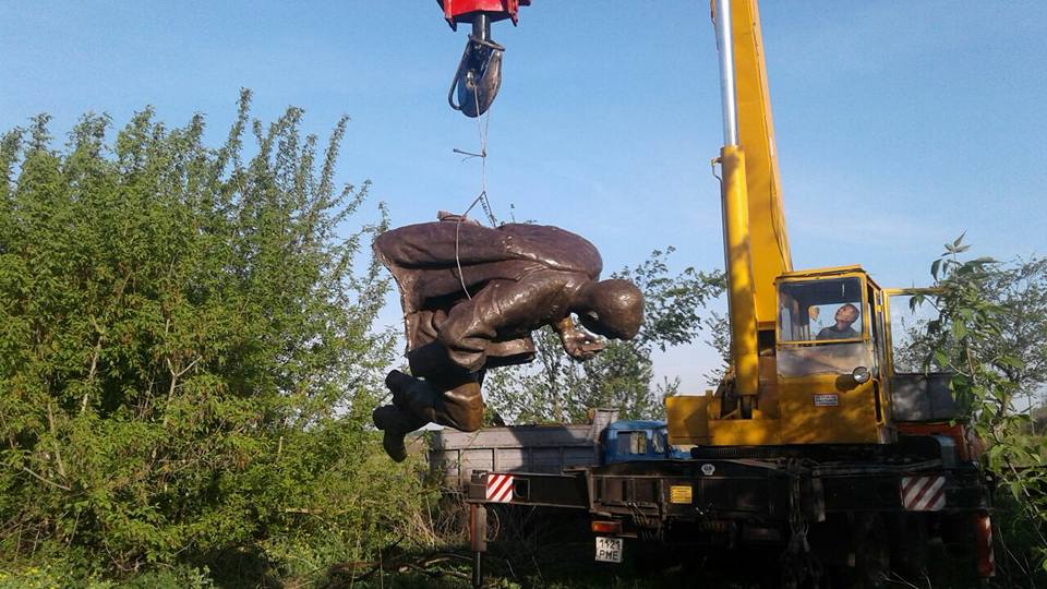 Украденный памятник Марку Бернесу нашли в яме под Черниговом