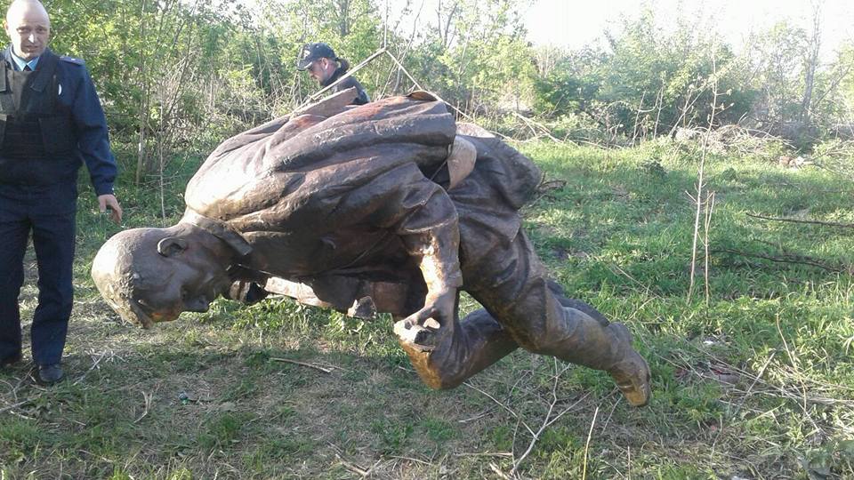 Украденный памятник Марку Бернесу нашли в яме под Черниговом