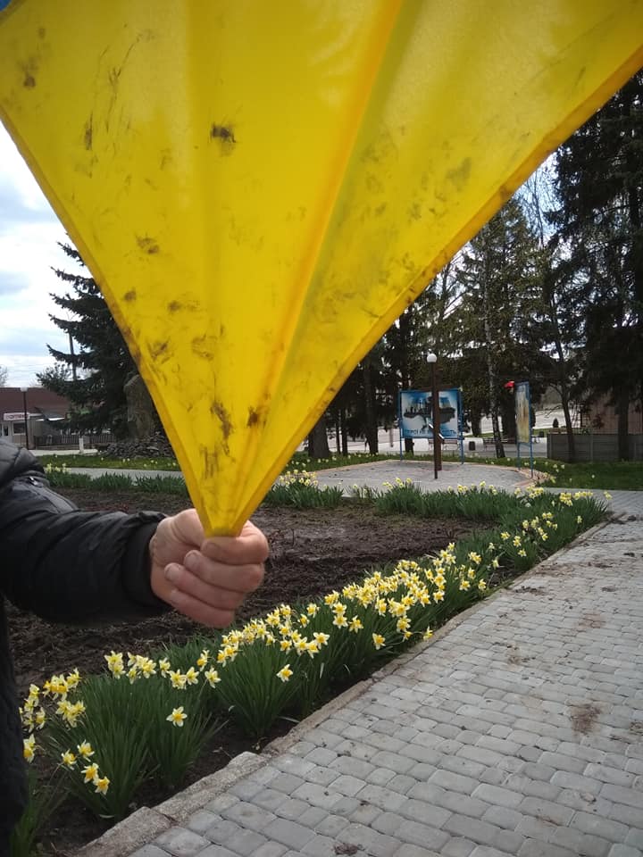 Колишній зек витирав брудні руки об прапор України: слів просто не вистачає (фото)