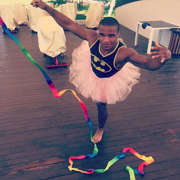 Украинский борец Жан Беленюк примерил розовую пачку гимнастки