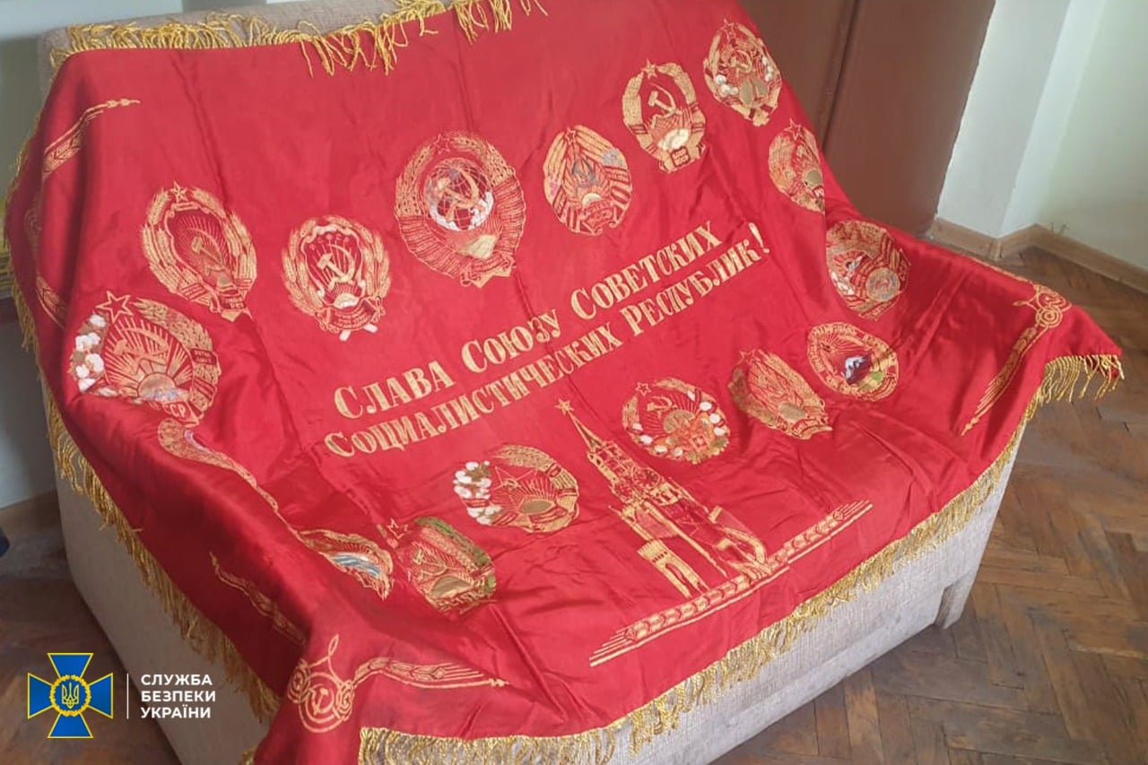 Под Львовом мужчину поймали и наказали за продажу красного флага с Лениным