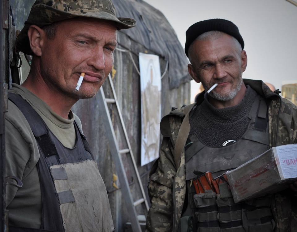 Волонтер показала фото українських воїнів на передовій