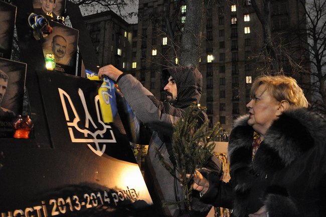 В Киеве на Аллее Героев Небесной Сотни появились рождественские детали