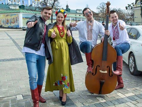 Зіркові українці одягли вишиванки