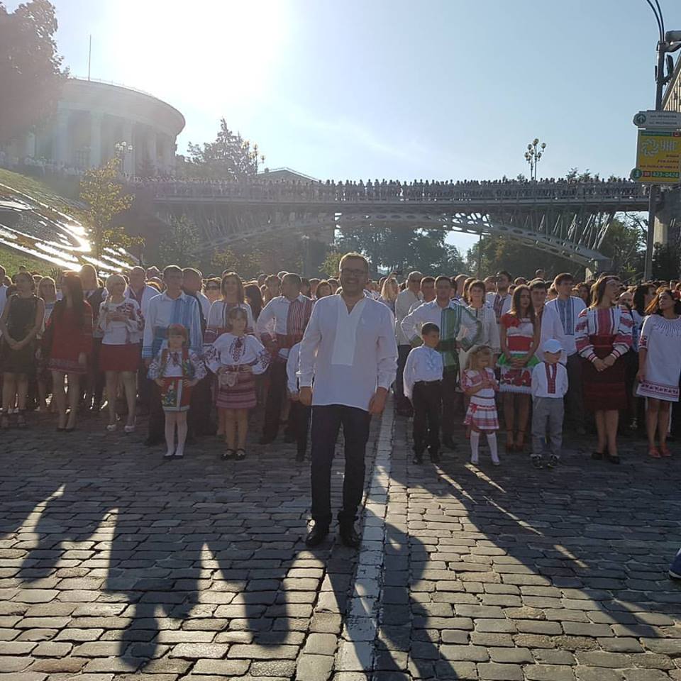 Зіркові українці одягли вишиванки