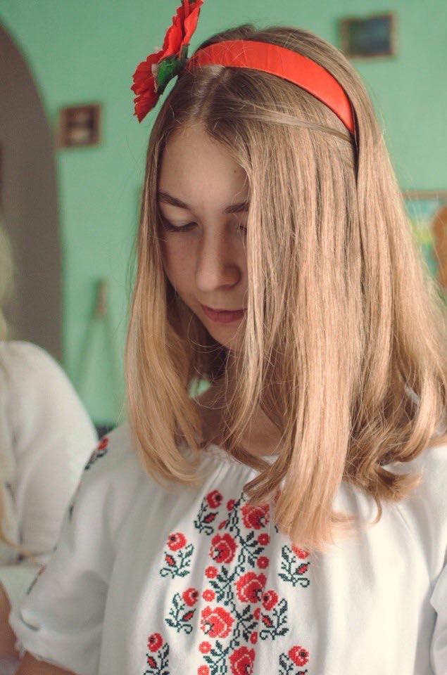 На Прикарпатті школярка пожертвувала випускним, щоб врятувати друга