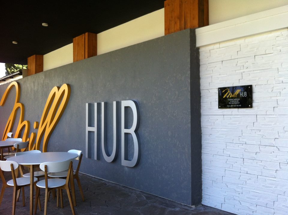 В Киеве владелец ресторана закрыл логотипом уникальную мозаику на памятнике архитектуры