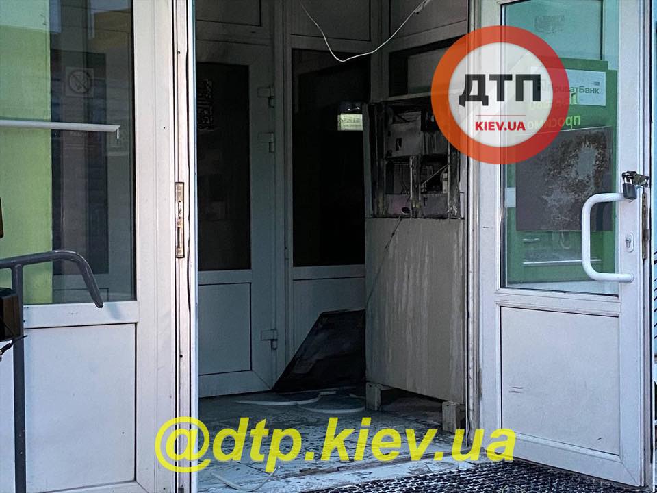 В Киеве сотрудник ПриватБанка с подельником подорвали банкомат и украли деньги: оба - бывшие зэки