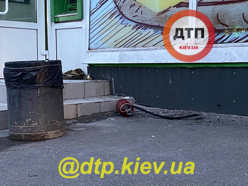 В Киеве сотрудник ПриватБанка с подельником подорвали банкомат и украли деньги: оба - бывшие зэки