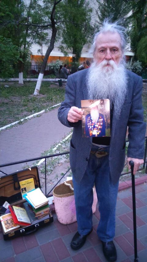 В Киеве просят помочь 92-летнему старику, который продает книги