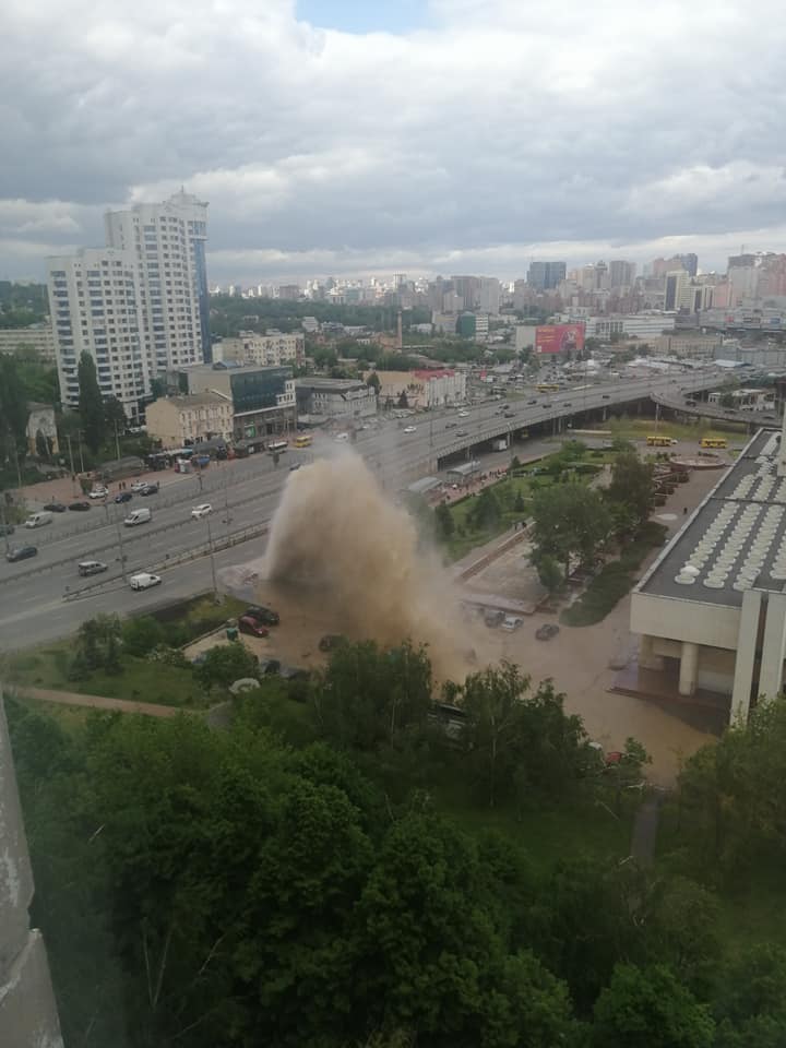 В Киеве забил мощный "гейзер": машинам повыбивало стекла