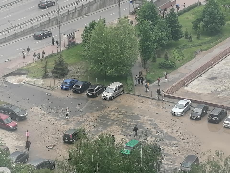 В Киеве забил мощный "гейзер": машинам повыбивало стекла